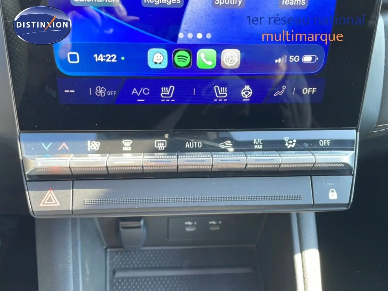 Gros plan sur la console centrale tactile et les commandes climatisation du Renault Symbioz noir étoile métal.