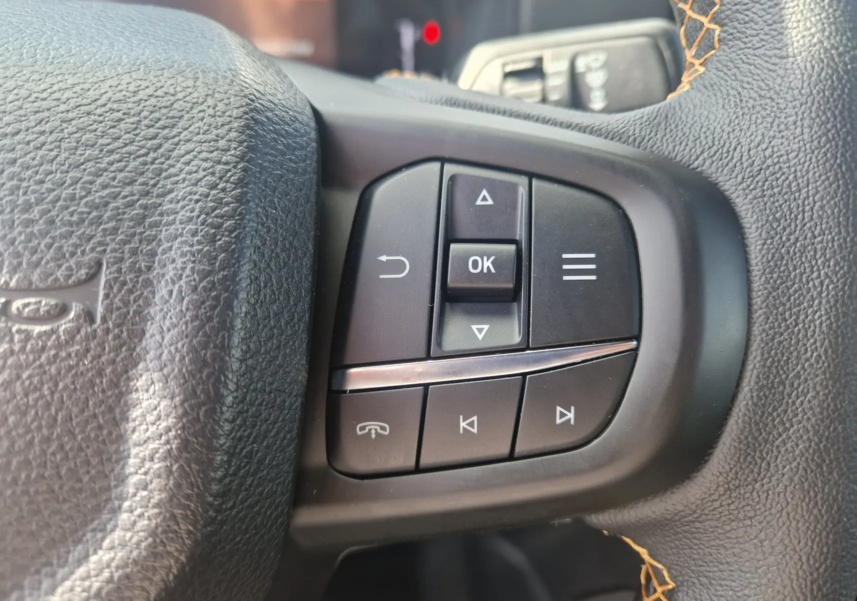 Écran tactile central du Ford Ranger Wildtrak 2025 affichant les options radio, navigation et connectivité Apple CarPlay.