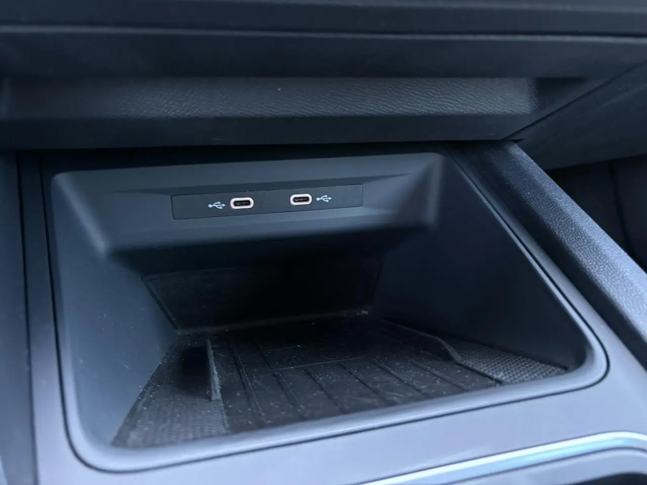 Gros plan sur la console centrale du SEAT Leon 2024 gris argent montrant deux prises USB-C intégrées.