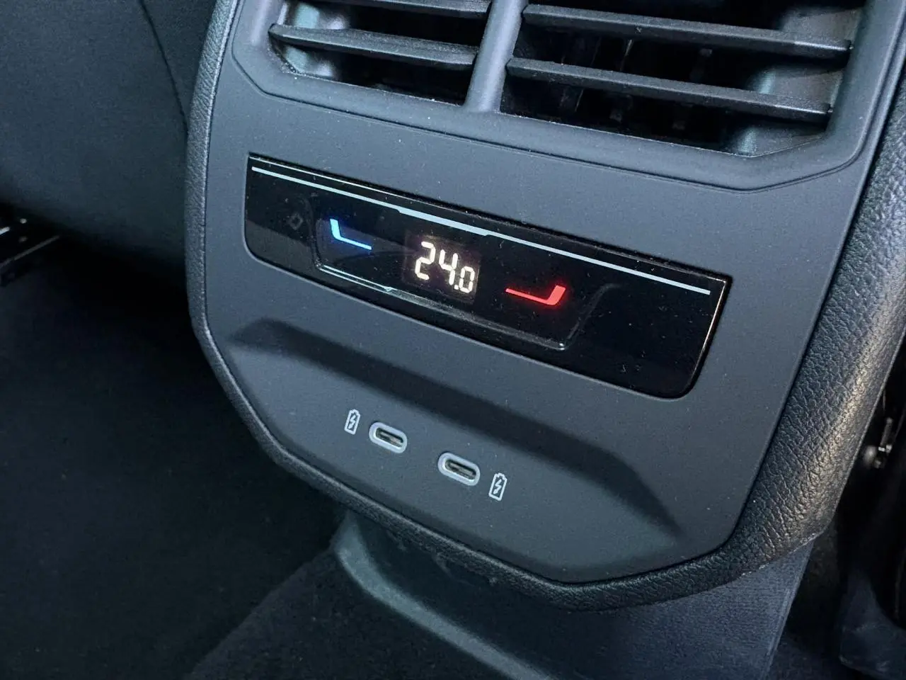 Détail de la console arrière de la SEAT Leon 2024 gris argent, montrant la climatisation 3 zones à 24°C et deux prises USB-C.