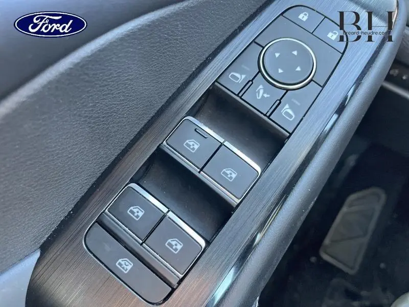 Gros plan sur les commandes de lève-vitres et rétroviseurs côté gauche du Nissan Qashqai 1.3 Mild Hybrid gris Argile.