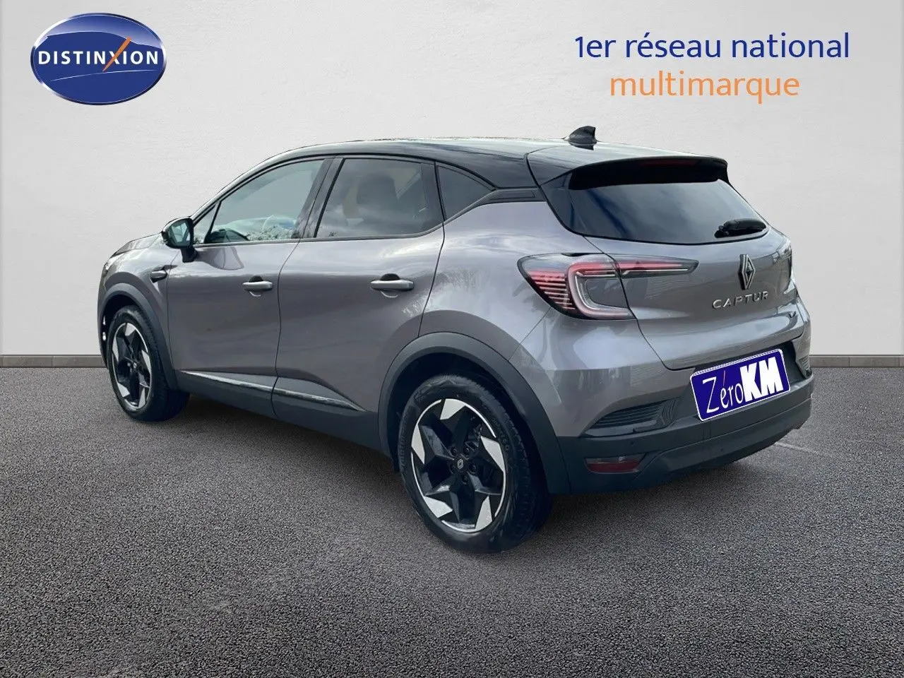 Renault Captur E-Tech hybride gris cassiopée avec toit noir, vue 3/4 arrière côté gauche, jantes noires et grises.