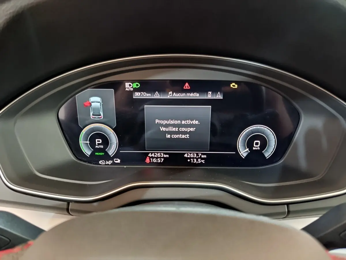 Tableau de bord numérique de l'Audi Q5 2023 hybride, affichant la vitesse à 0 km/h et message de propulsion activée.