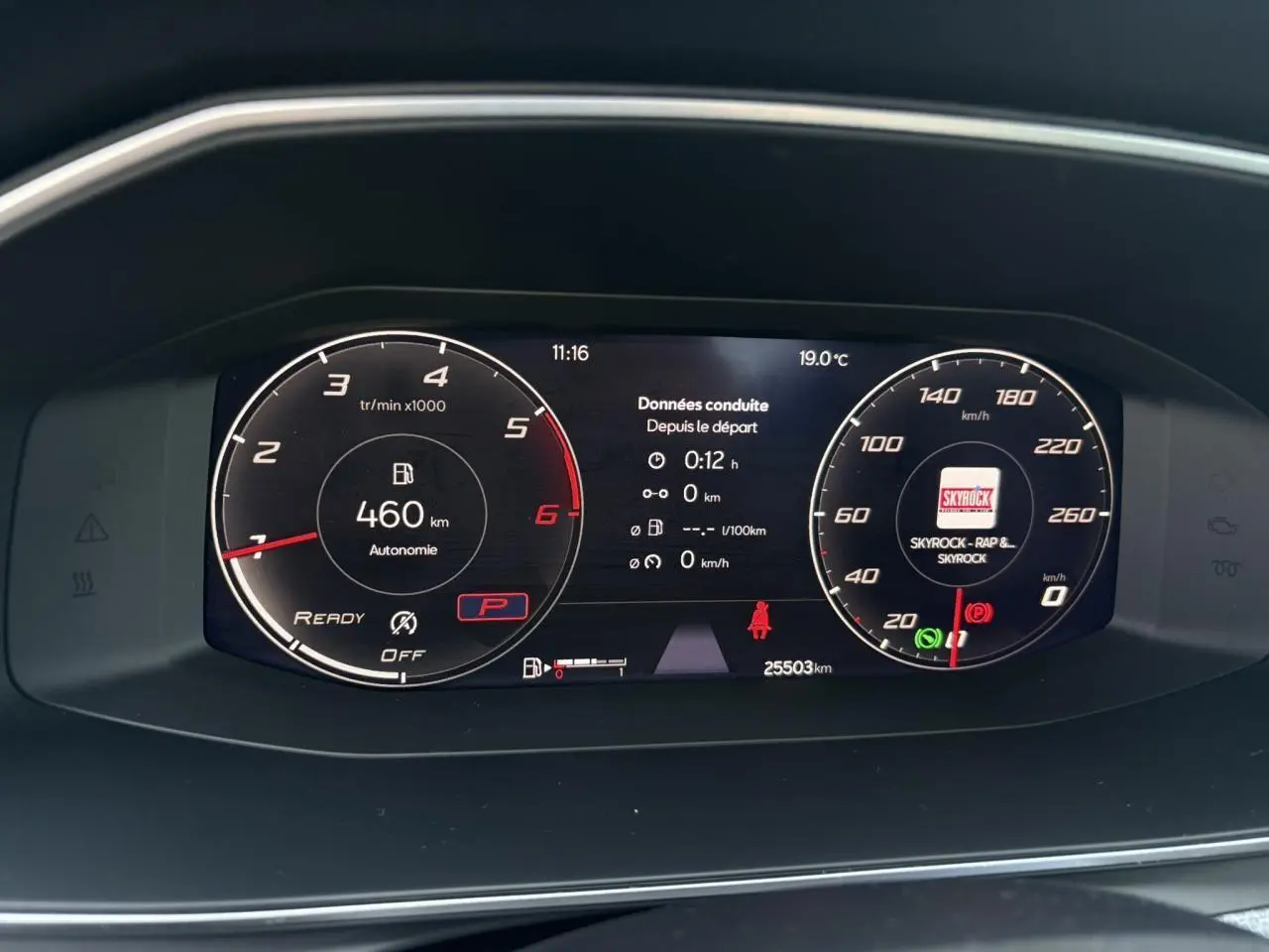 Tableau de bord digital du SEAT Leon 2.0 TDI 150 DSG Style affichant autonomie, vitesse et données de conduite.