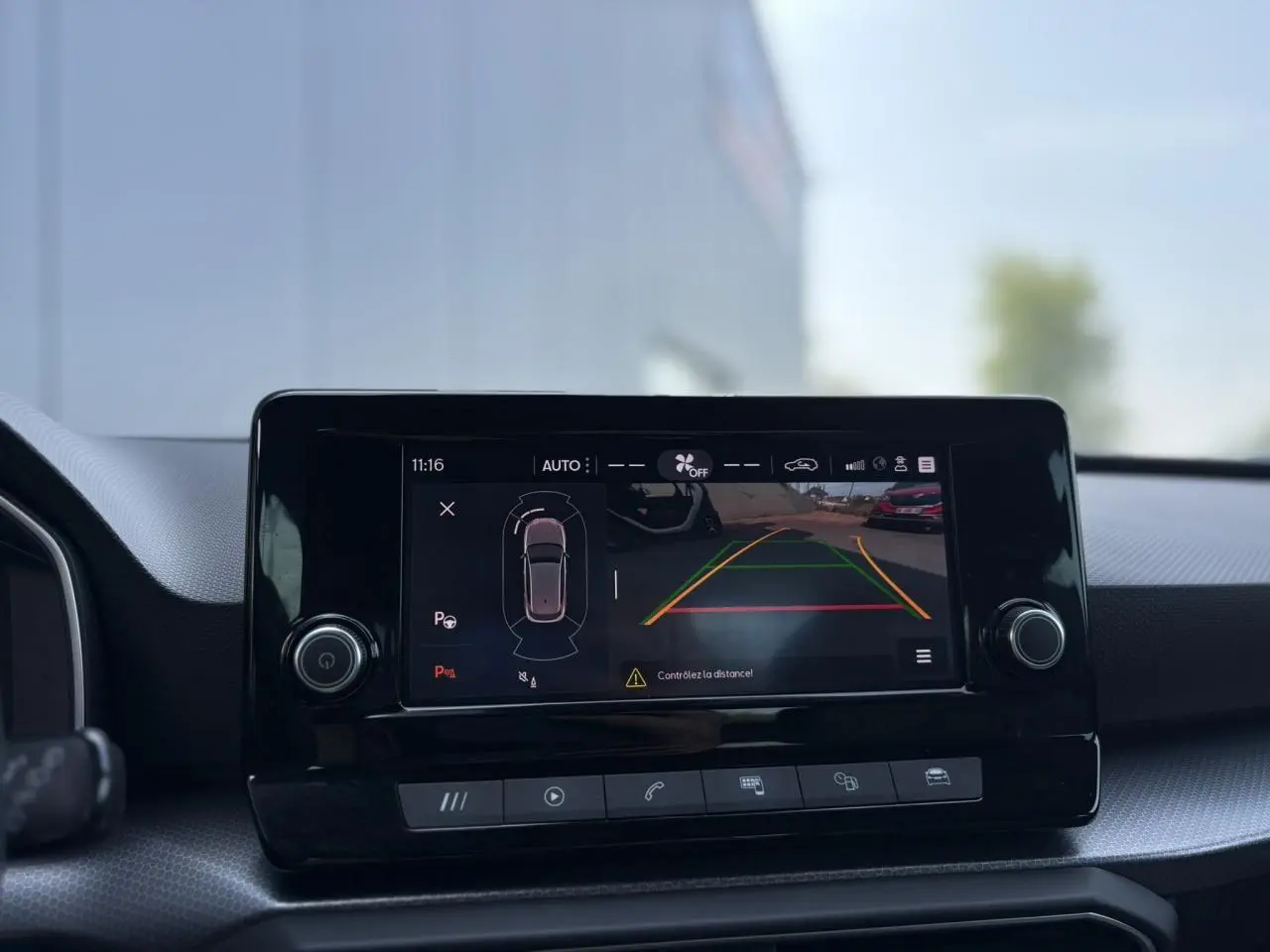 Écran central du tableau de bord du SEAT LEON 2024 affichant la caméra de recul et l'aide au stationnement.