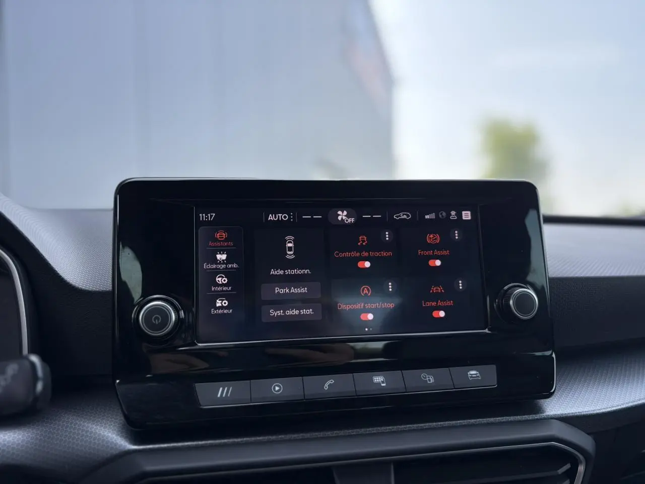 Écran tactile central du SEAT LEON 2024 affichant les options d’aide à la conduite et Park Assist.