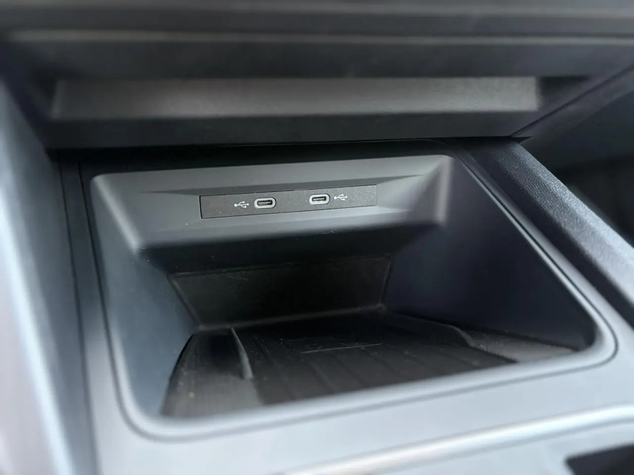 Prise USB-C double dans la console centrale du SEAT LEON 2.0 TDI 150 DSG Style gris magnétique 2024.