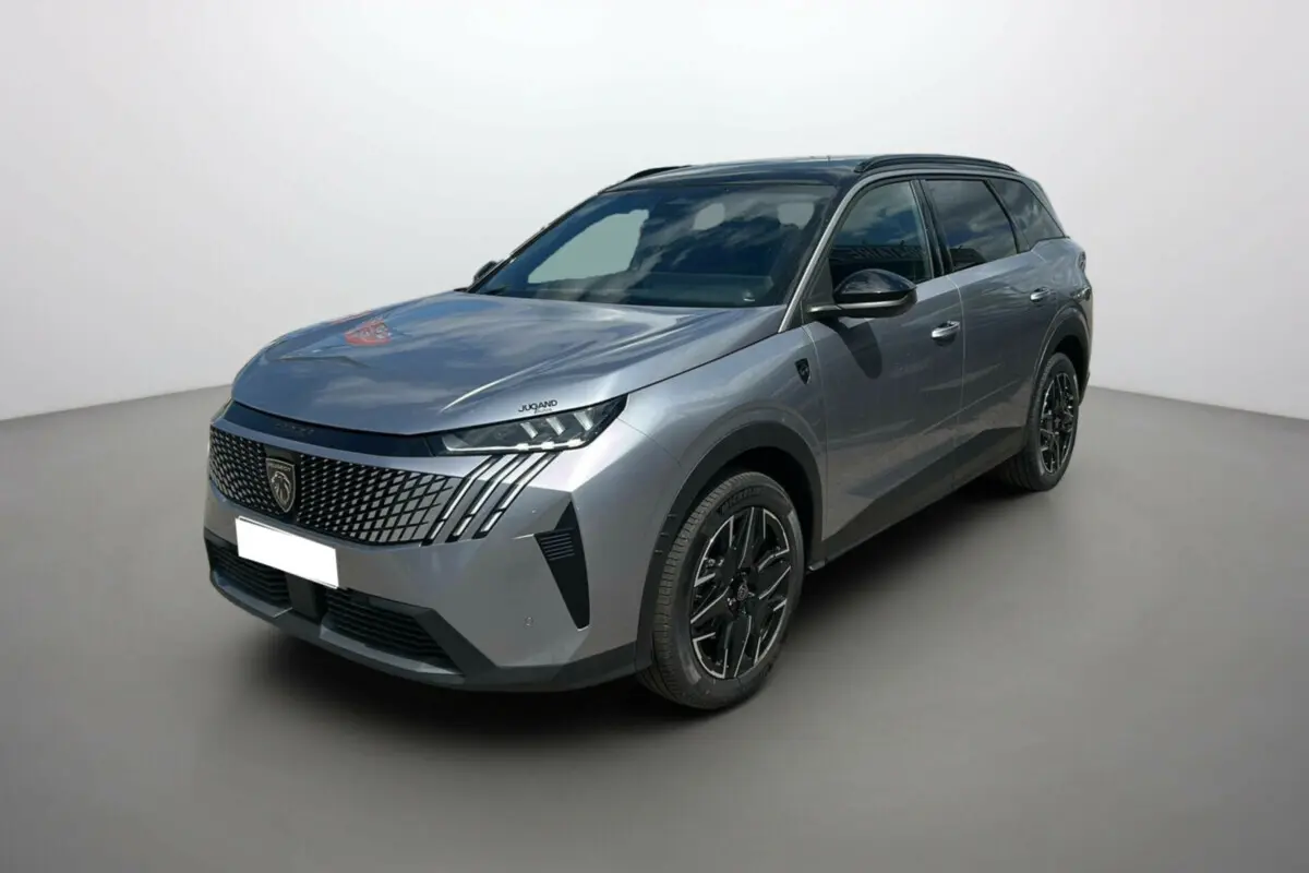 Peugeot 5008 Hybrid 145 GT 7 places gris artense en vue 3/4 avant droit, avec calandre et jantes noires distinctives.