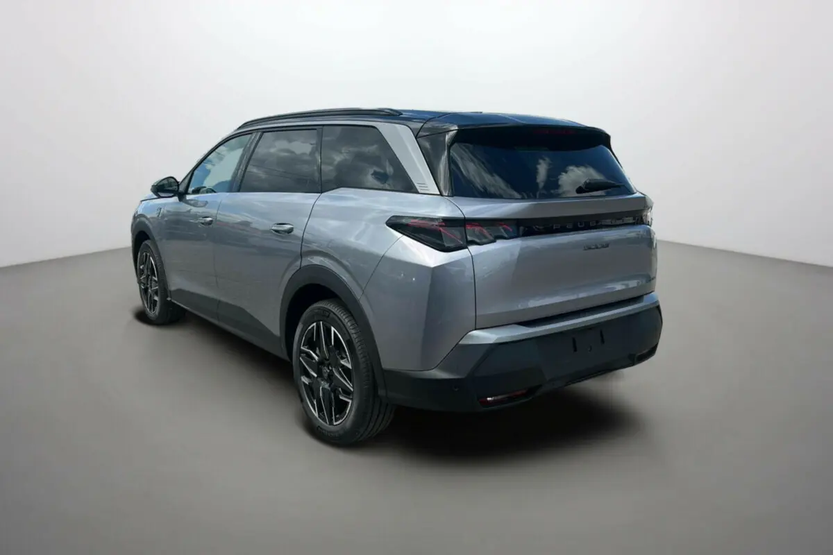 Peugeot 5008 HYBRID 145 gris artense en 3/4 arrière droit, avec toit noir et jantes alliage distinctives.
