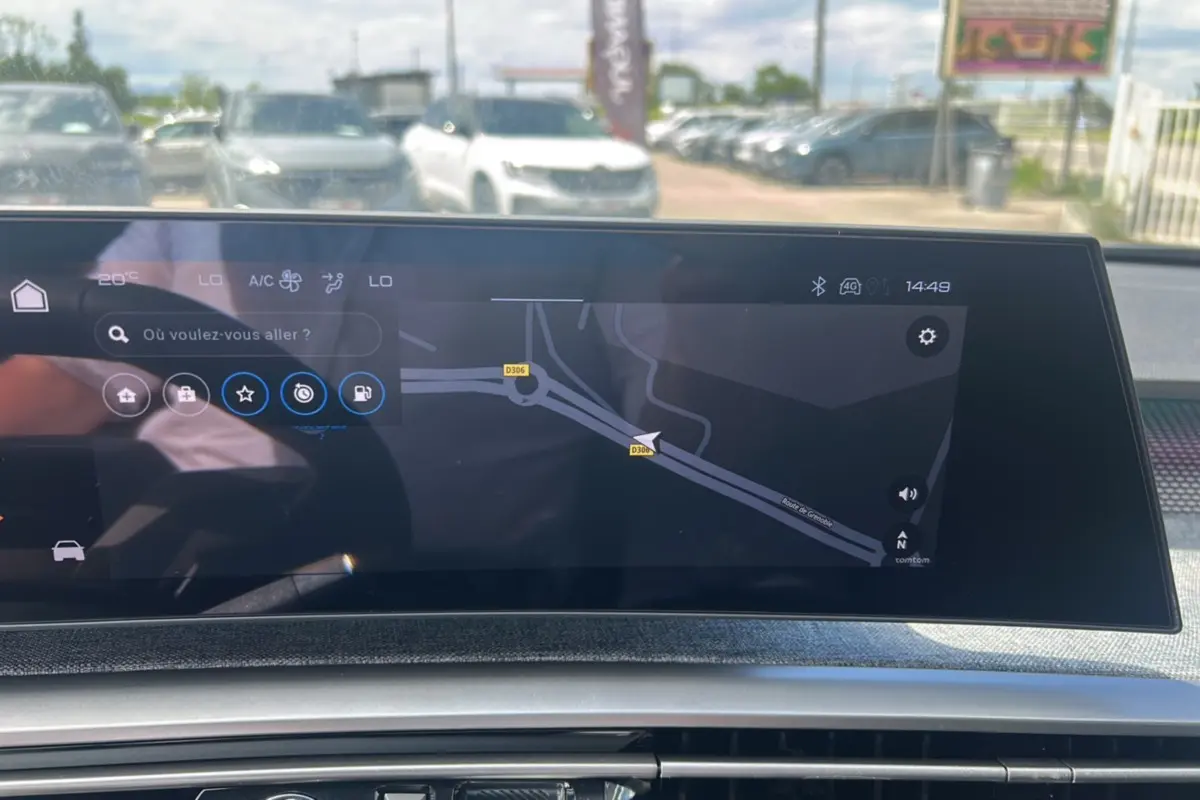 Écran tactile central du Peugeot 5008 Hybrid 145 GT 7 places 2025 affichant la navigation avec interface moderne.