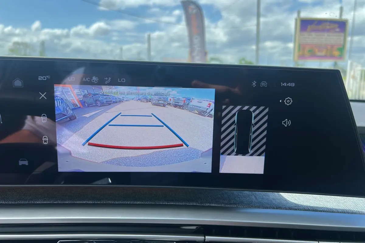 Affichage de la caméra de recul et des capteurs de stationnement sur l'écran intérieur du Peugeot 5008 gris artense 2025.