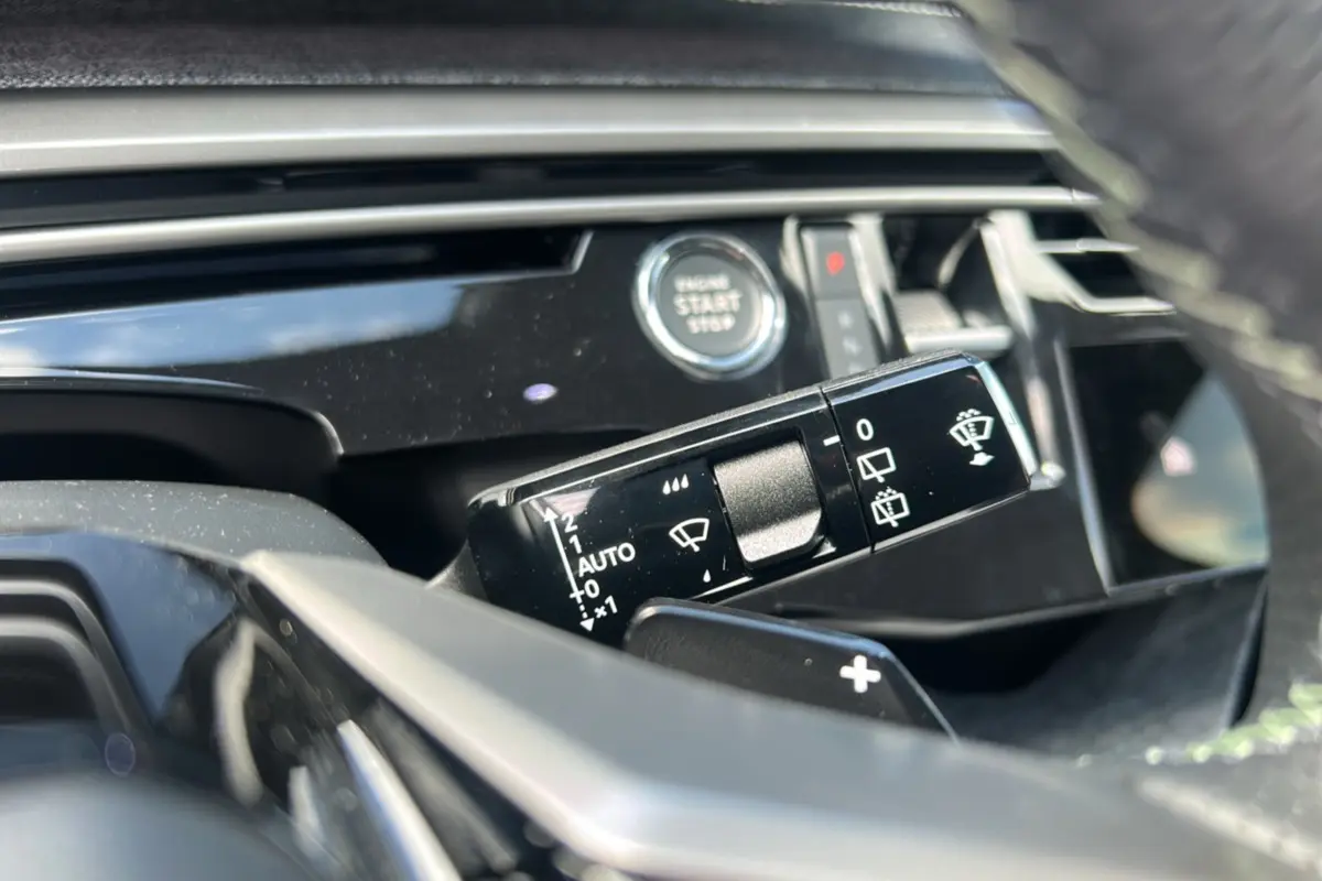 Gros plan sur la commande des essuie-glaces et le bouton start du tableau de bord du Peugeot 5008 Gris Artense 2025.