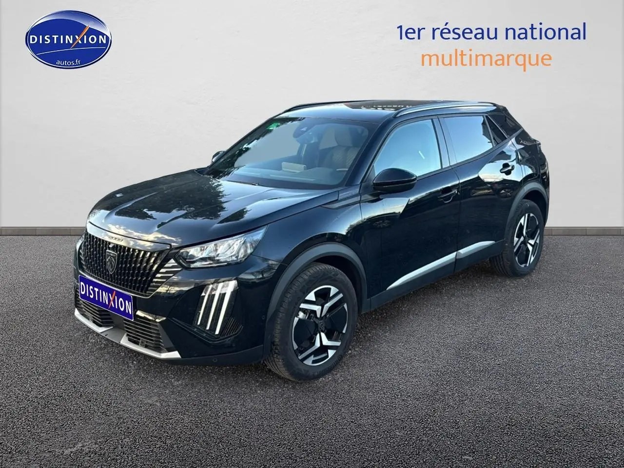 Peugeot 2008 noir en 3/4 avant droit, avec phares LED et jantes alliage distinctives.