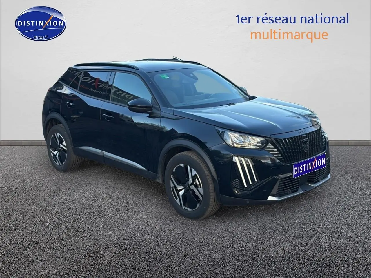 Peugeot 2008 noir en 3/4 avant droit, avec phares LED et jantes alliage distinctives.