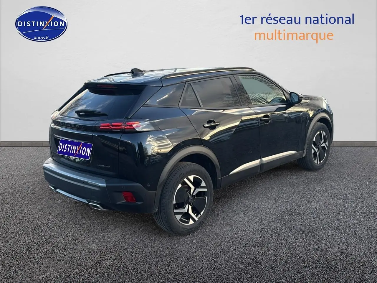 Peugeot 2008 noir vue 3/4 arrière droit, jantes alu et feux arrière à LED visibles sur fond neutre.