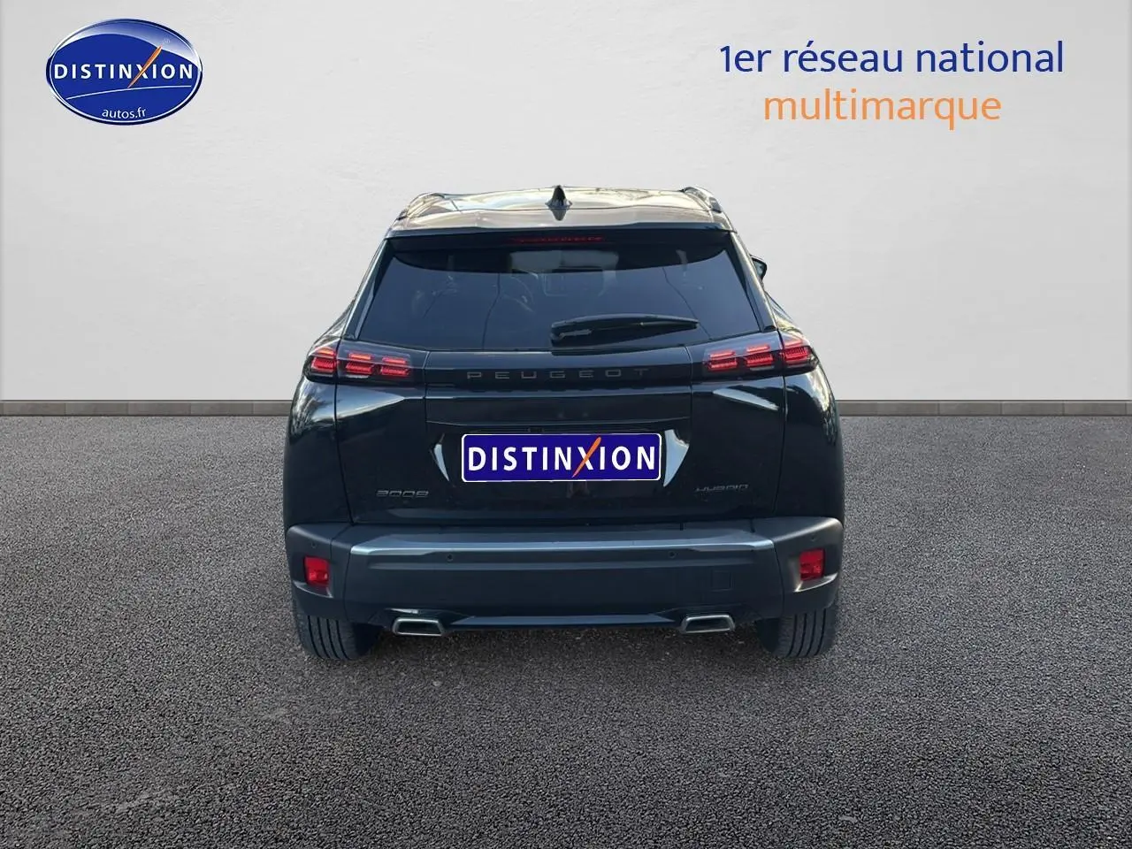 Vue arrière d'un Peugeot 2008 noir 2025 avec feux LED et double sortie d'échappement chromée.