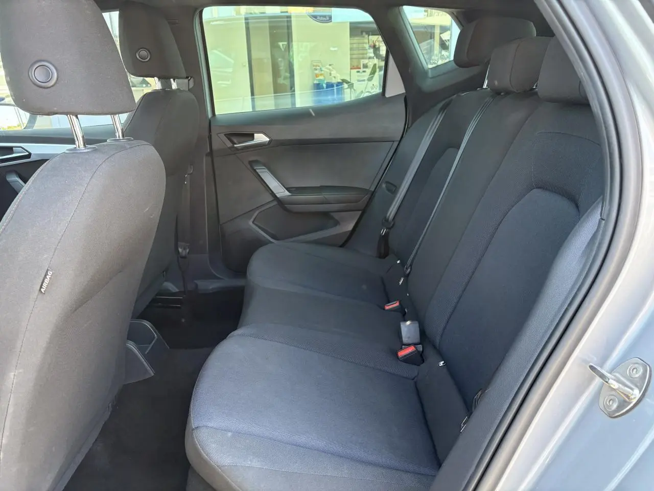Vue intérieure côté droit sur la banquette arrière noire textile du SEAT Arona 2024 finition FR en couleur GRS.