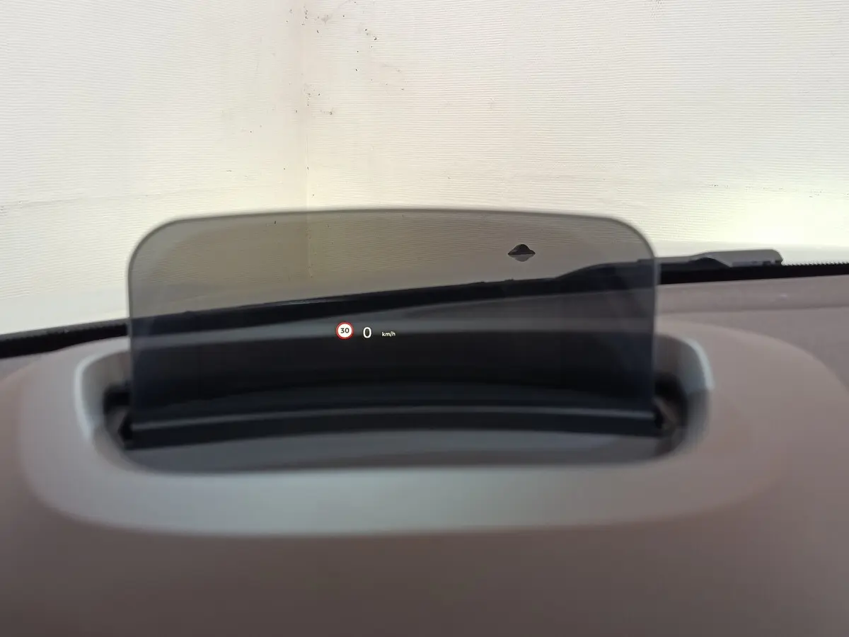 Affichage tête haute transparent du MINI Countryman Cooper SE, montrant la limitation de vitesse à 30 km/h.