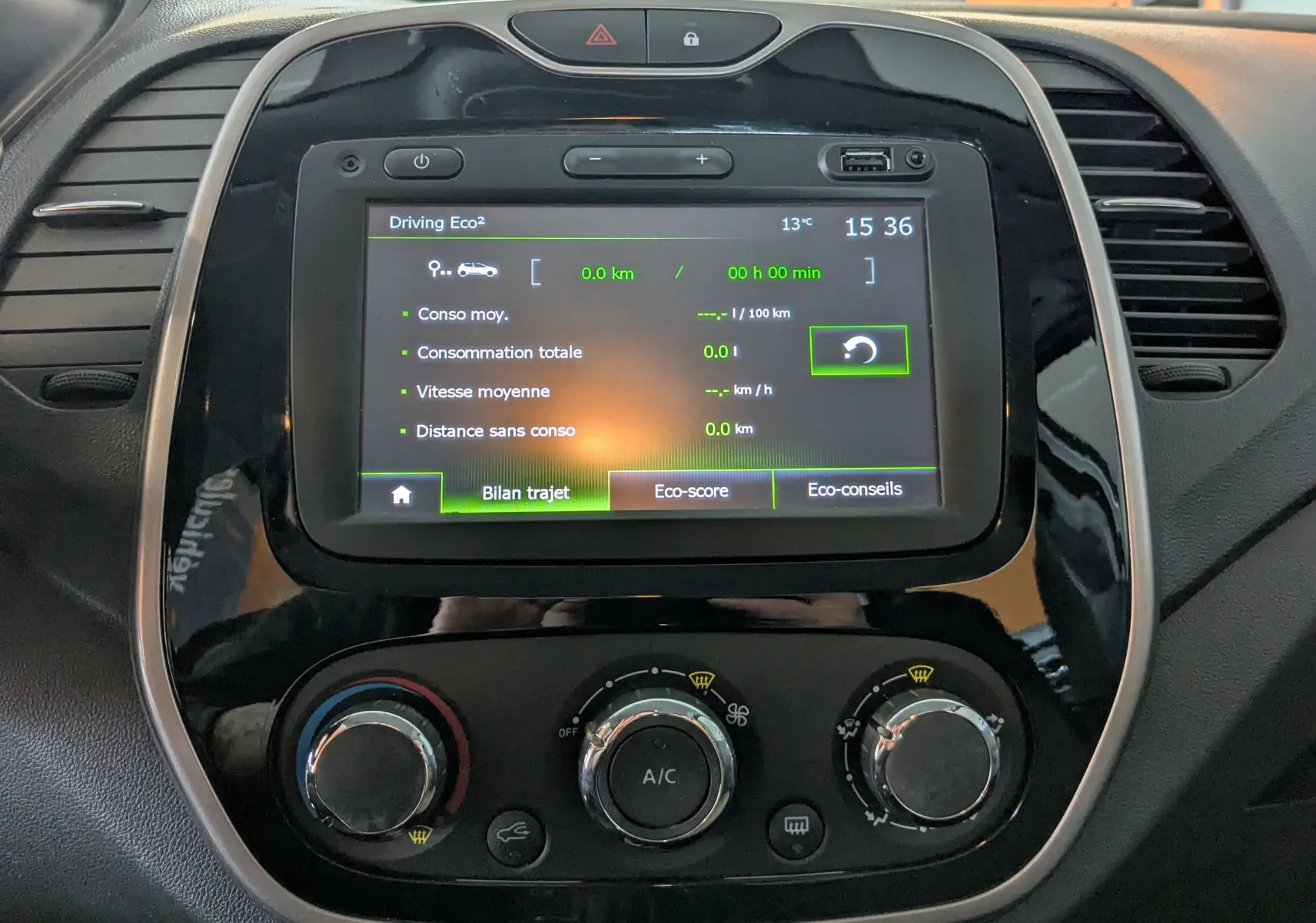 Vue rapprochée de l’écran tactile central et des commandes de climatisation du Renault Captur gris clair, version 2017.