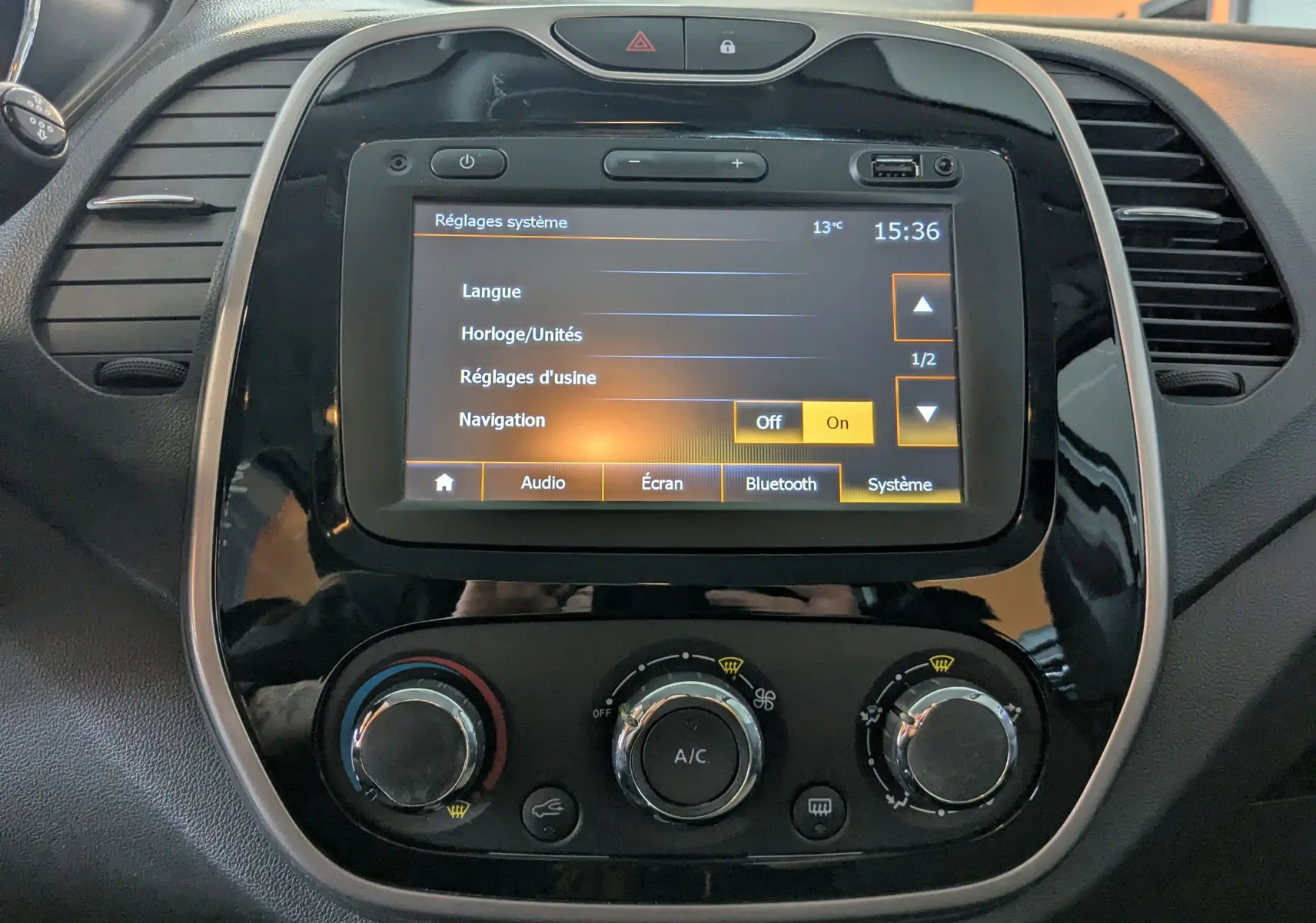 Vue rapprochée du tableau de bord noir brillant du Renault Captur 2017 avec écran tactile affichant les réglages système.