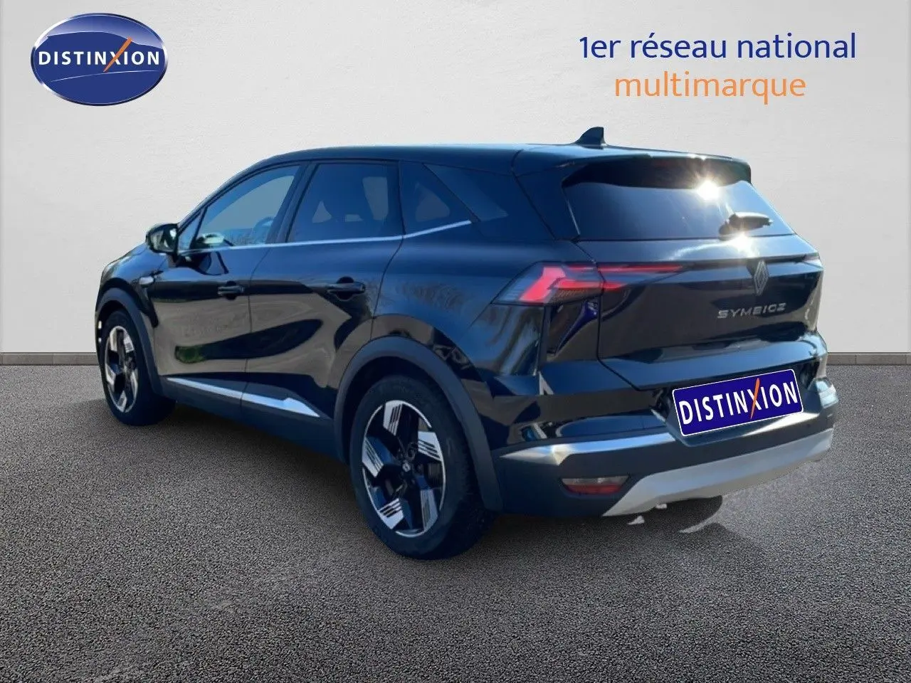 Renault Symbioz noir étoile métal en 3/4 arrière droit, SUV hybride avec feux arrière LED et jantes bicolores.
