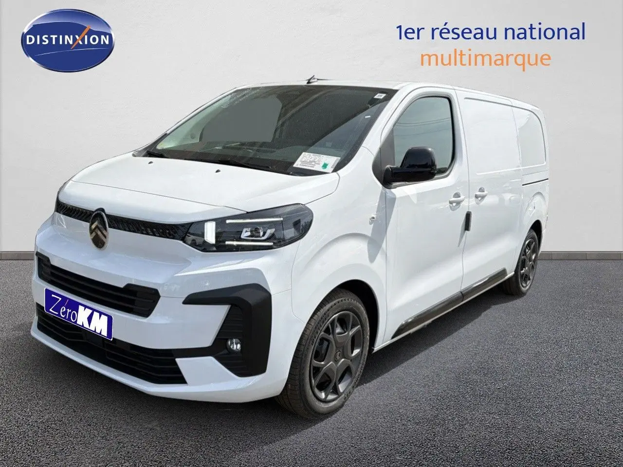 Vue 3/4 avant droite d’un Citroën Jumpy blanc Kaolin avec jantes noires et calandre distinctive noire.