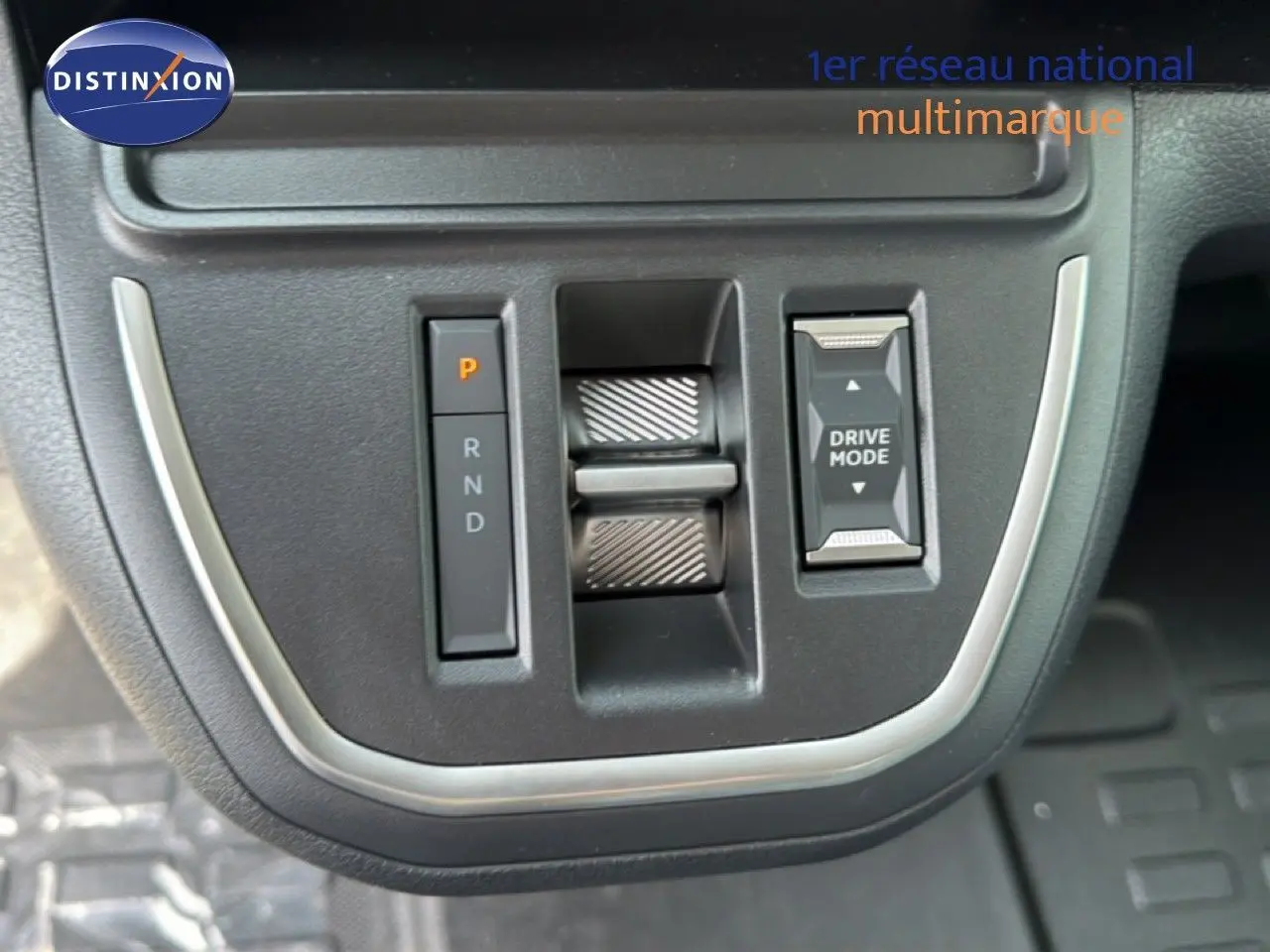 Gros plan sur la console centrale du Citroën Jumpy blanc, montrant la sélection de boîte auto et le bouton Drive Mode.