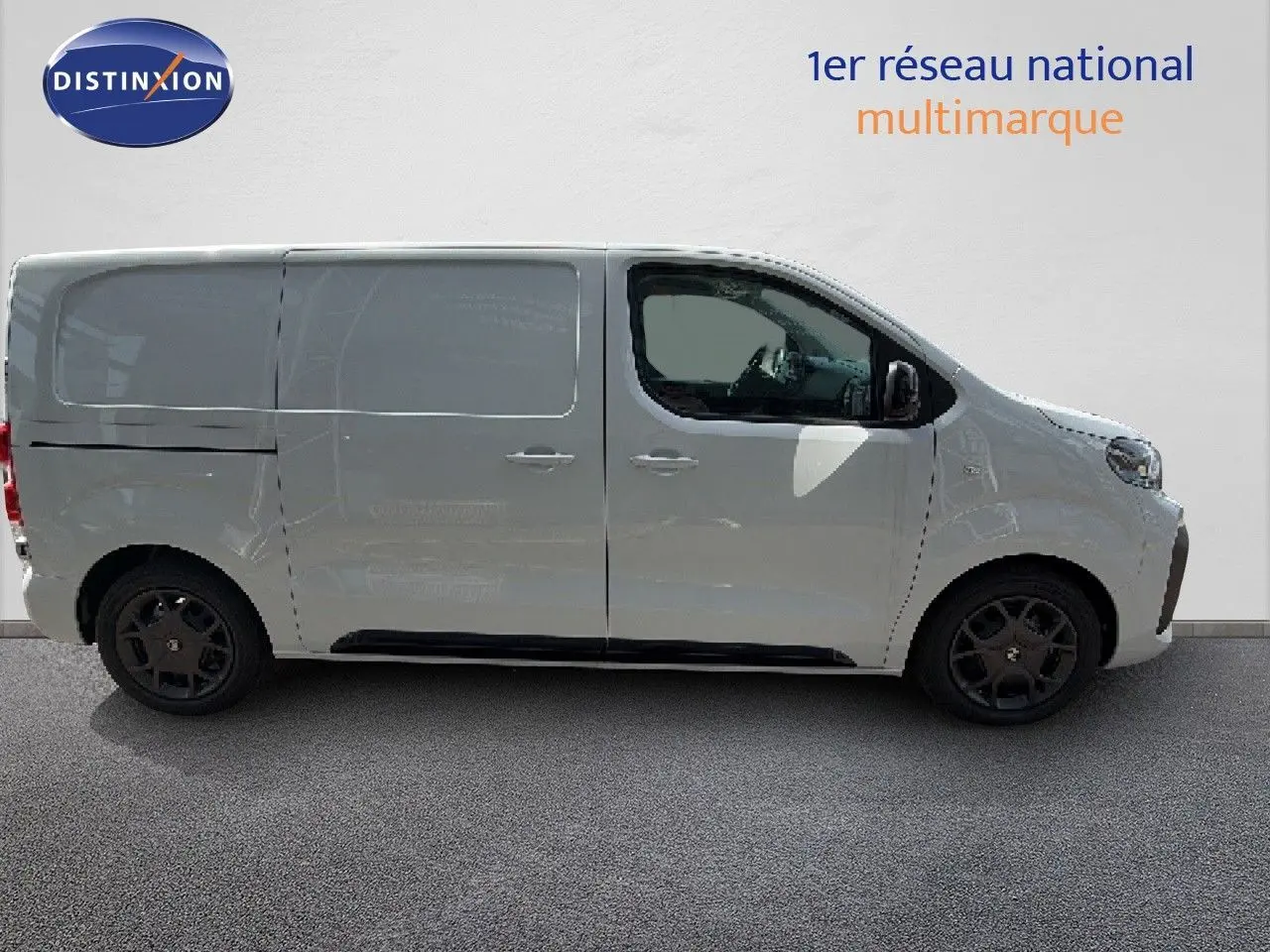 Vue latérale droite d'un Citroën Jumpy blanc Kaolin, fourgon utilitaire avec jantes noires et vitres teintées.