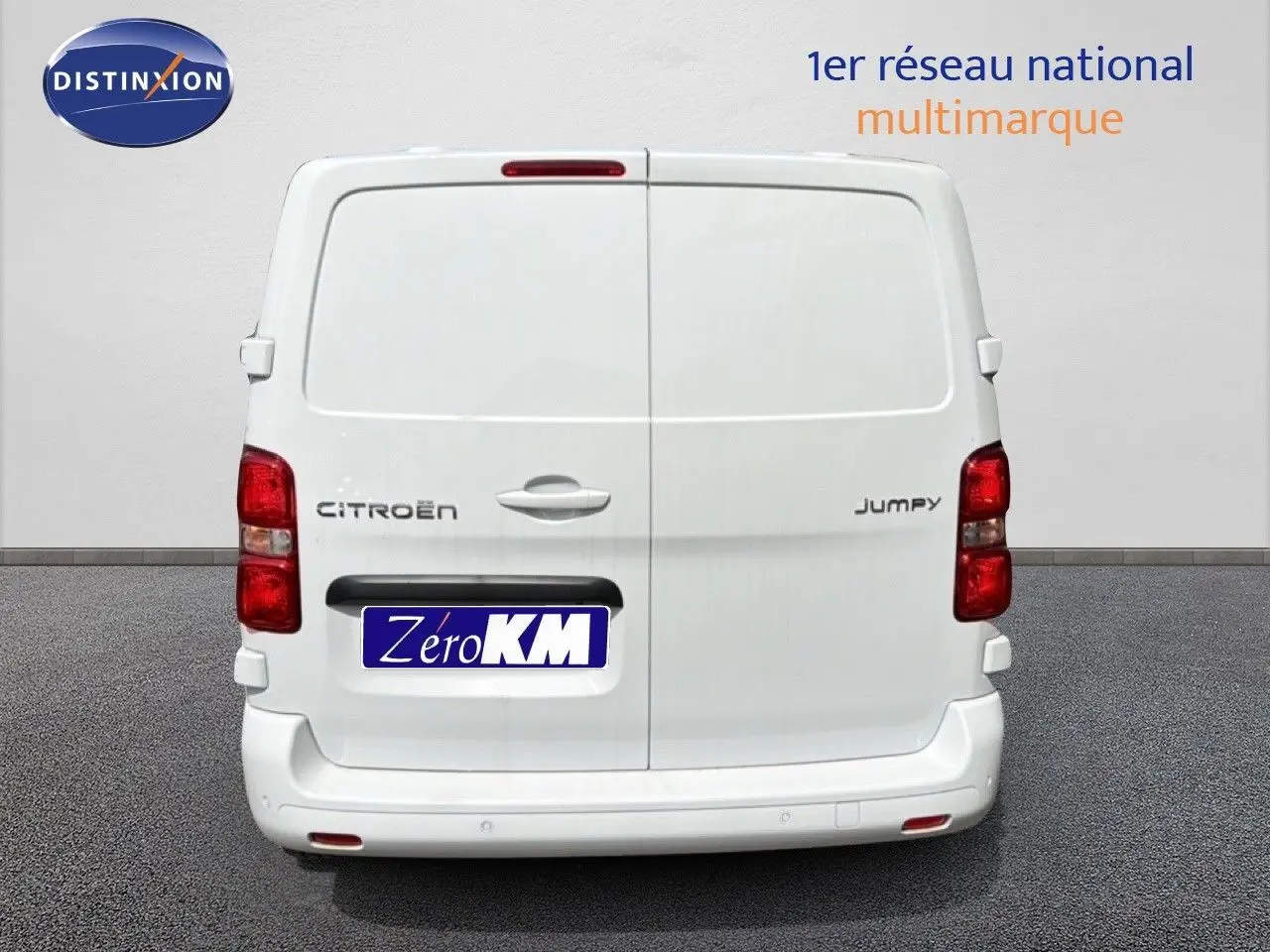 Vue arrière d’un Citroën Jumpy blanc Kaolin, fourgon utilitaire avec portes battantes fermées.