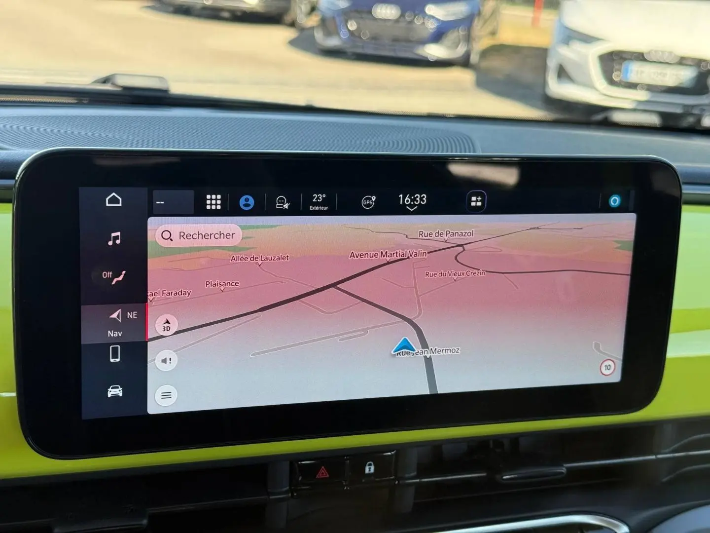 Écran tactile de navigation du tableau de bord jaune vif d'une Fiat 500 électrique e 95ch MY24.