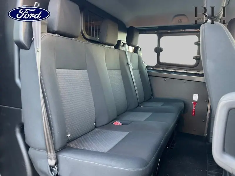 Banquette arrière noire vue de côté gauche dans le Ford Transit Custom Fourgon gris métallisé 2023.