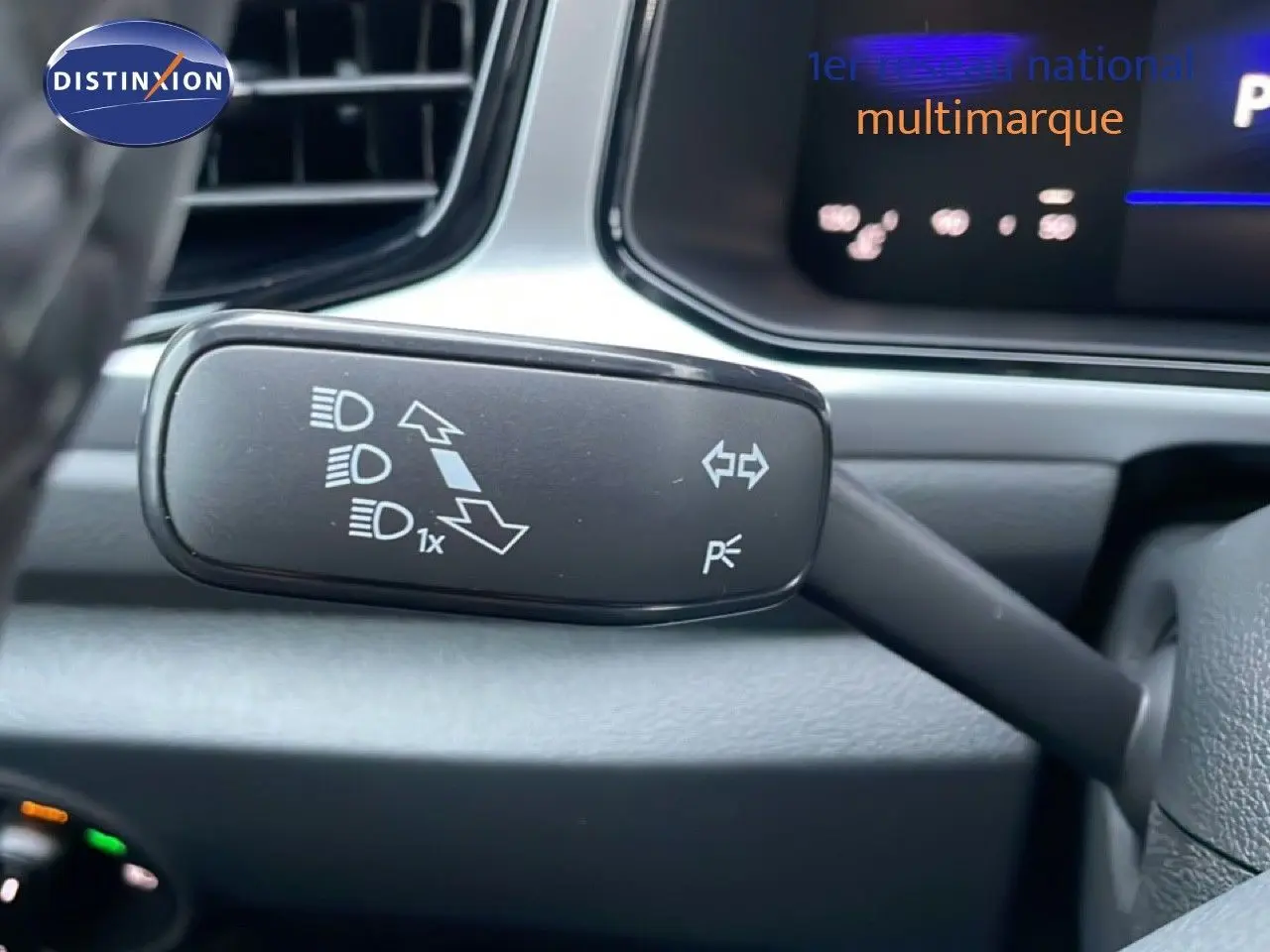 Gros plan sur la manette de clignotants à gauche du volant dans l’habitacle noir du Volkswagen T-Roc noir Grenadilla.