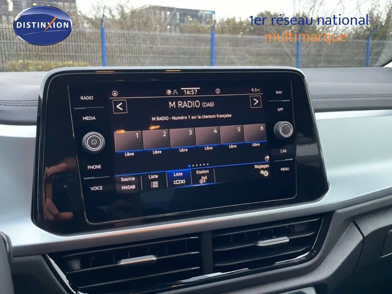 Vue intérieure centrée sur l’écran tactile multimédia du Volkswagen T-Roc noir Grenadilla, affichant la radio digitale.