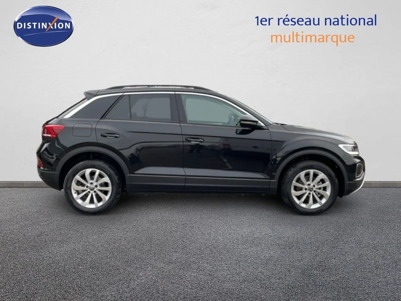 Profil droit d'un Volkswagen T-Roc noir grenadilla métallisé avec jantes alliage et toit ouvrant panoramique.