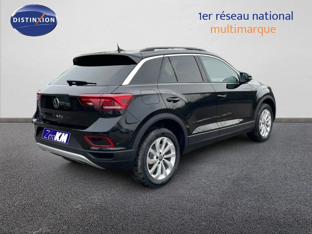 Vue 3/4 arrière droite d'un Volkswagen T-Roc noir Grenadilla métallisé avec jantes argentées et toit panoramique.