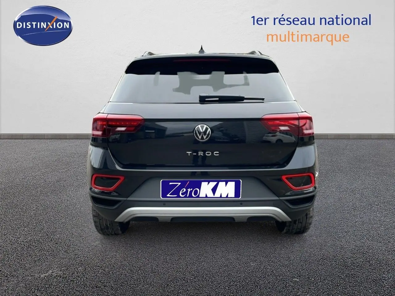 Vue arrière d'un Volkswagen T-Roc noir grenadilla métallisé avec feux arrière LED et détails rouges sur le pare-chocs.