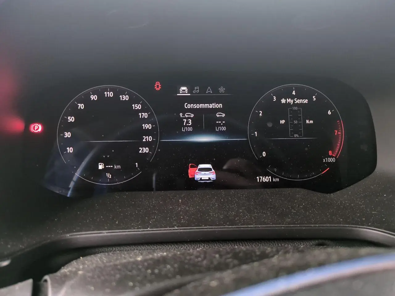 Tableau de bord numérique du Renault Captur blanc 2024 affichant consommation et porte avant gauche ouverte.