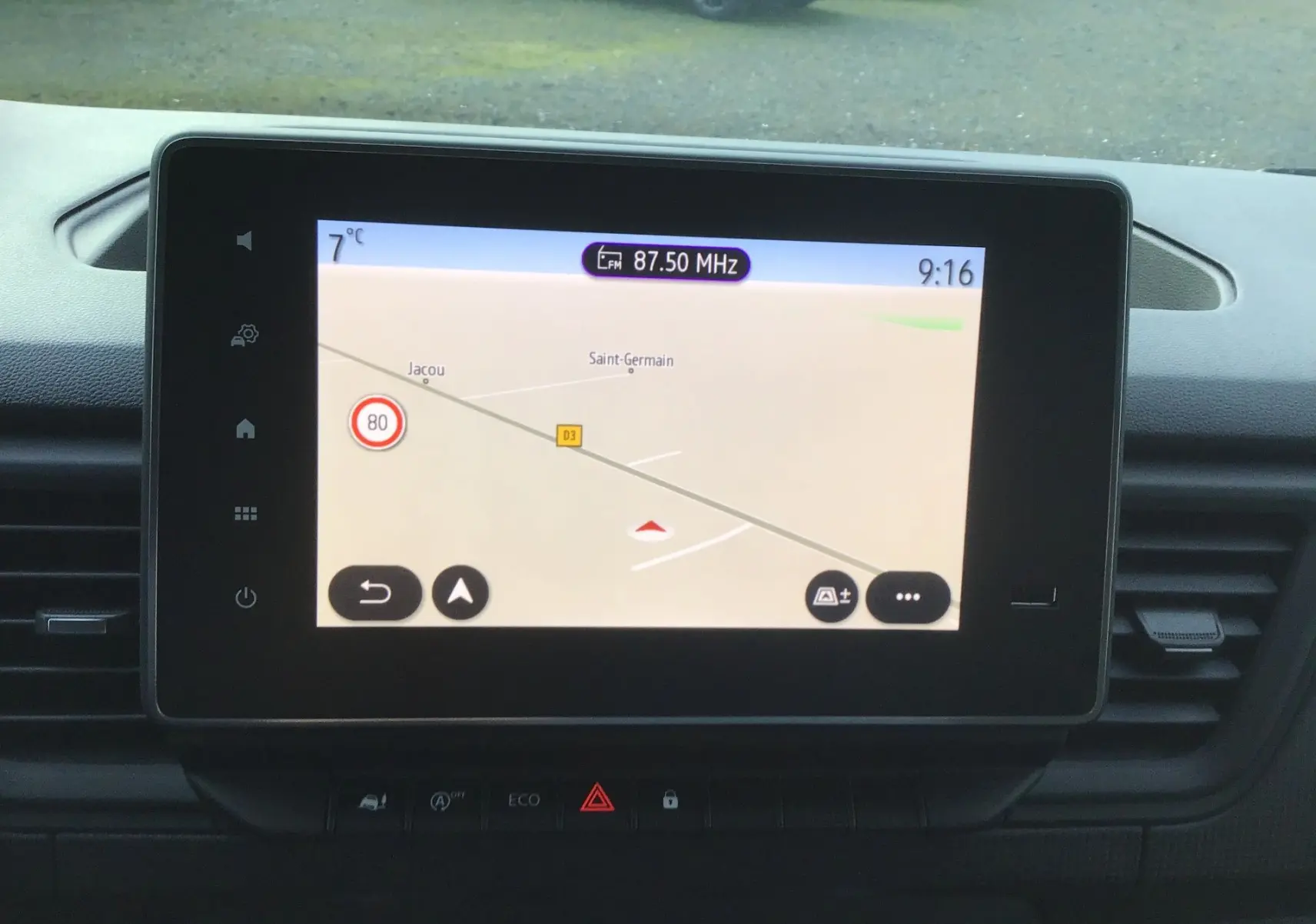 Écran tactile central du Renault Trafic Fourgon blanc 2025 affichant la navigation GPS et la radio à 9h16.