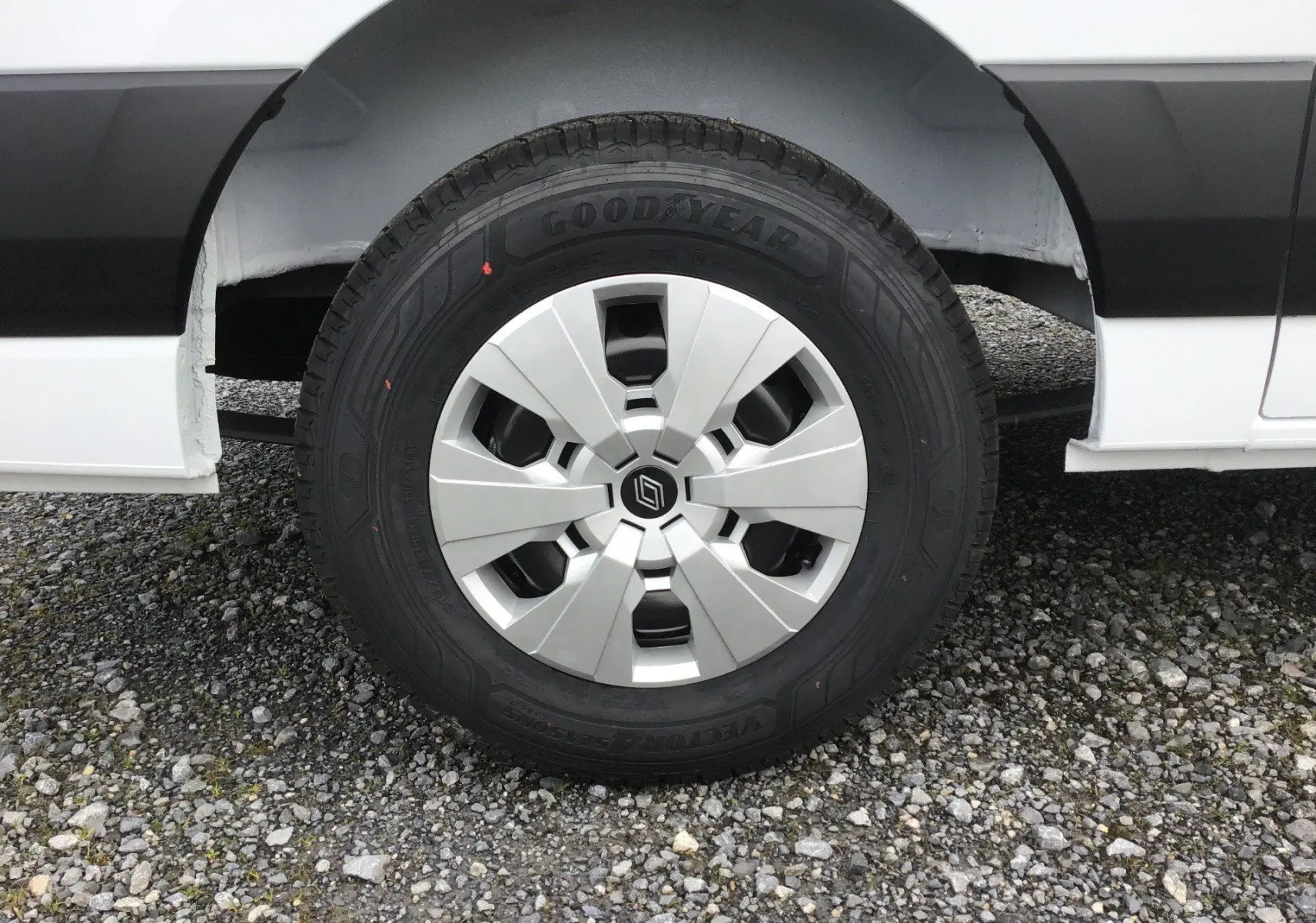 Gros plan sur la roue avant droite du Renault Master blanc avec jante argentée et pneu Goodyear tous temps.