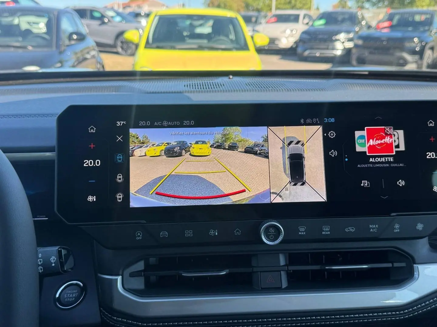 Vue intérieure du tableau de bord du Jeep Compass 2026 avec écran tactile affichant la caméra de recul et l'interface multimédia.