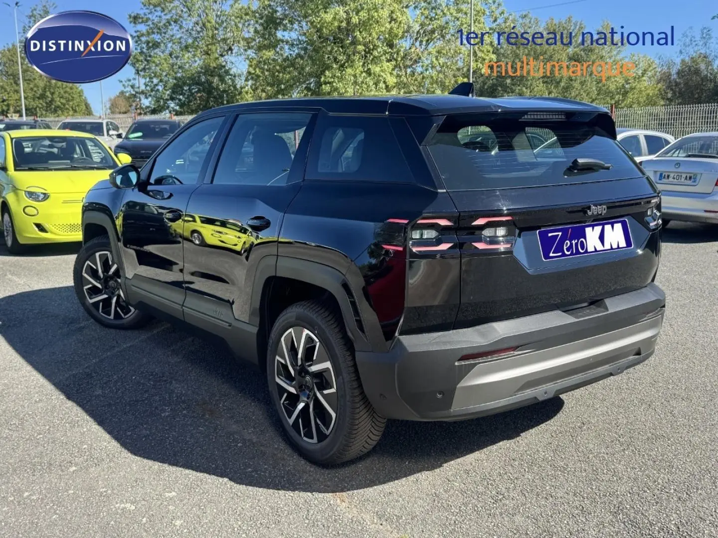 Jeep Compass Vulcano 2026 en 3/4 arrière droit, avec feux LED et jantes alliage distinctives.