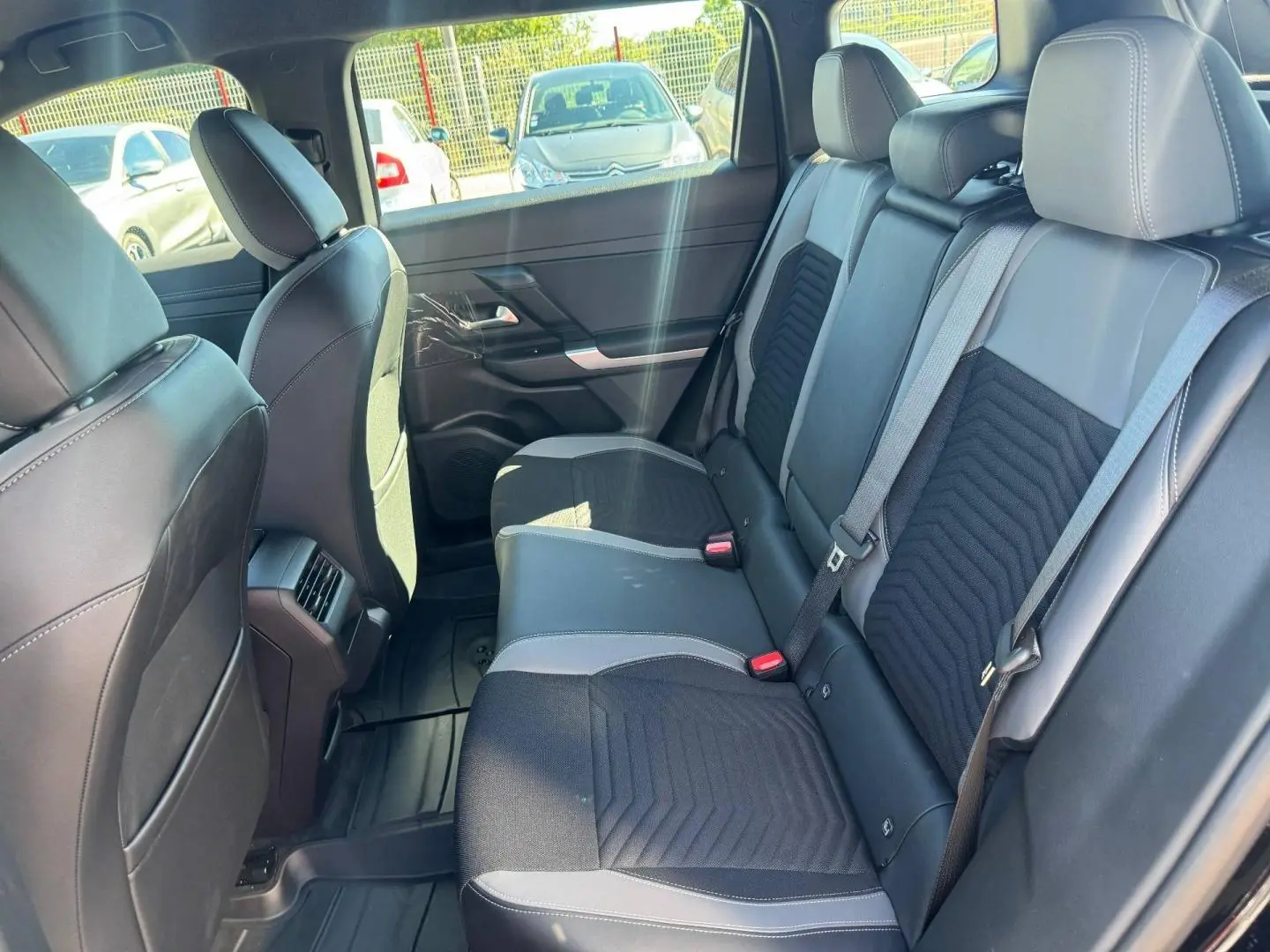 Vue intérieure côté droit de la banquette arrière en tissu gris et anthracite du Jeep Compass 2026.