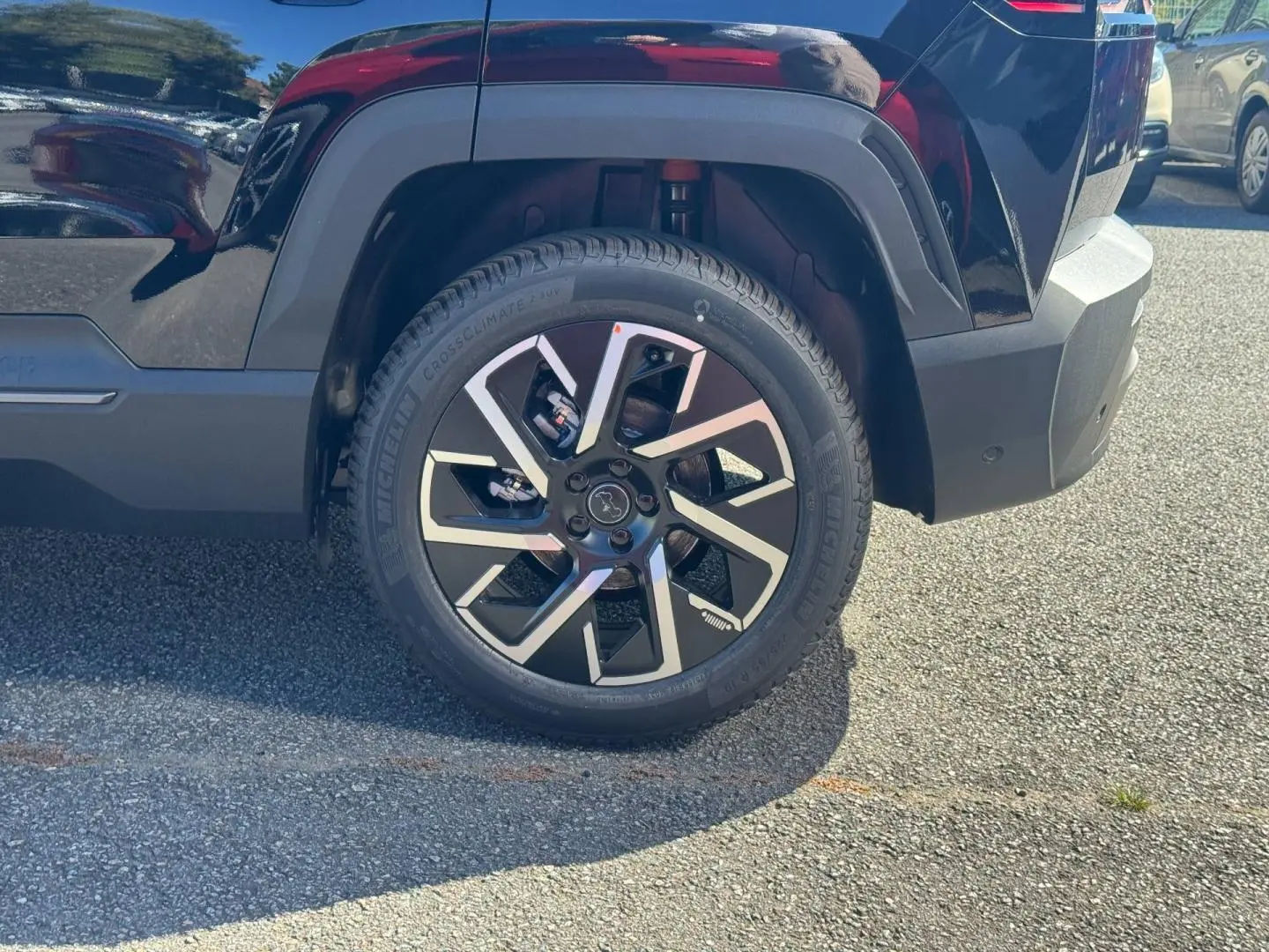 Gros plan sur la roue arrière droite du Jeep Compass Vulcano 2026, mettant en valeur la jante alu au design moderne.