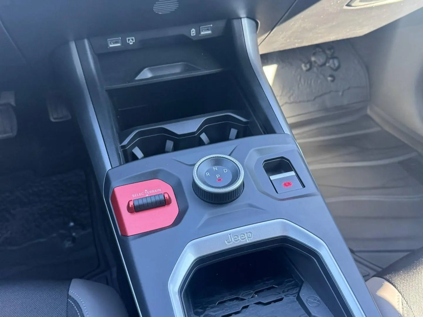 Vue rapprochée de la console centrale du Jeep Compass 2026, avec molette de boîte auto et bouton rouge Selec Terrain.