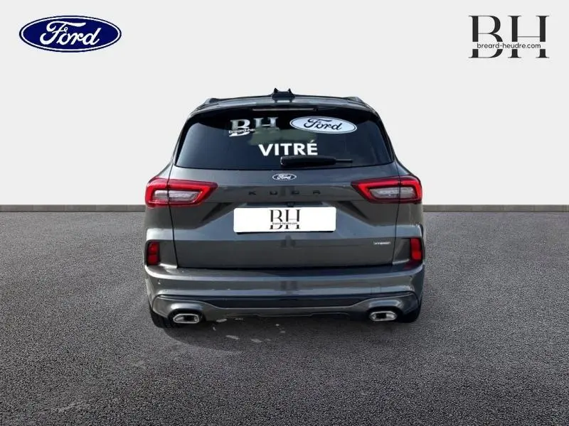 Vue arrière d'un Ford Kuga gris Magnetic Fashion Métallisée avec double sortie d'échappement et vitres surteintées.