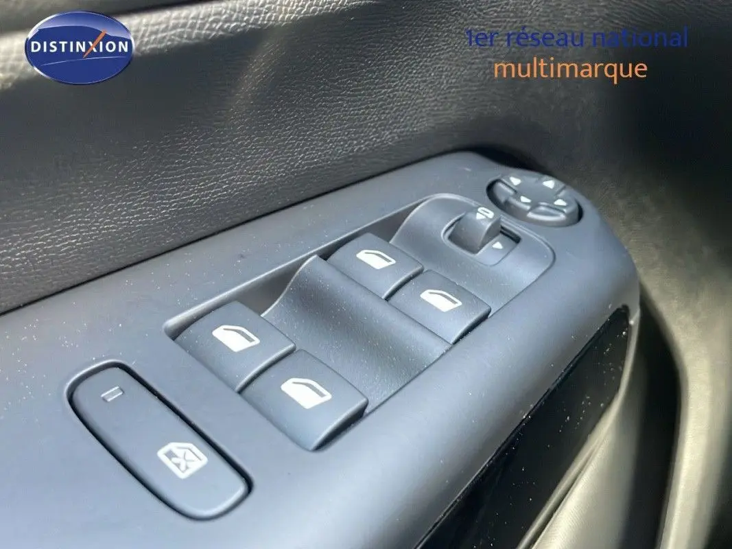 Gros plan sur les commandes des vitres électriques côté conducteur du Citroën C5 Aircross 2025 en bleu Eclipse Metal.