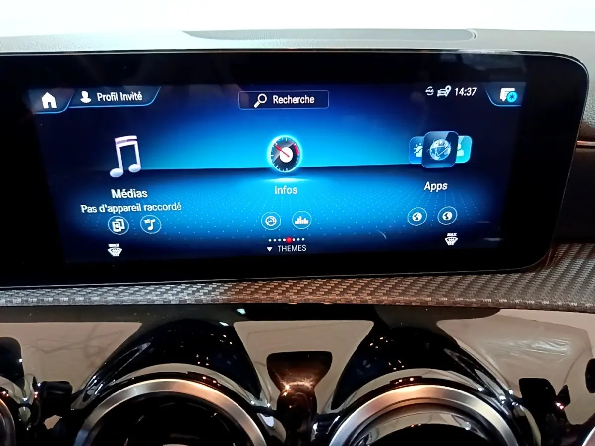 Écran tactile central du tableau de bord de la Mercedes Classe A 180 d Business Line 2021, ambiance intérieure noire.