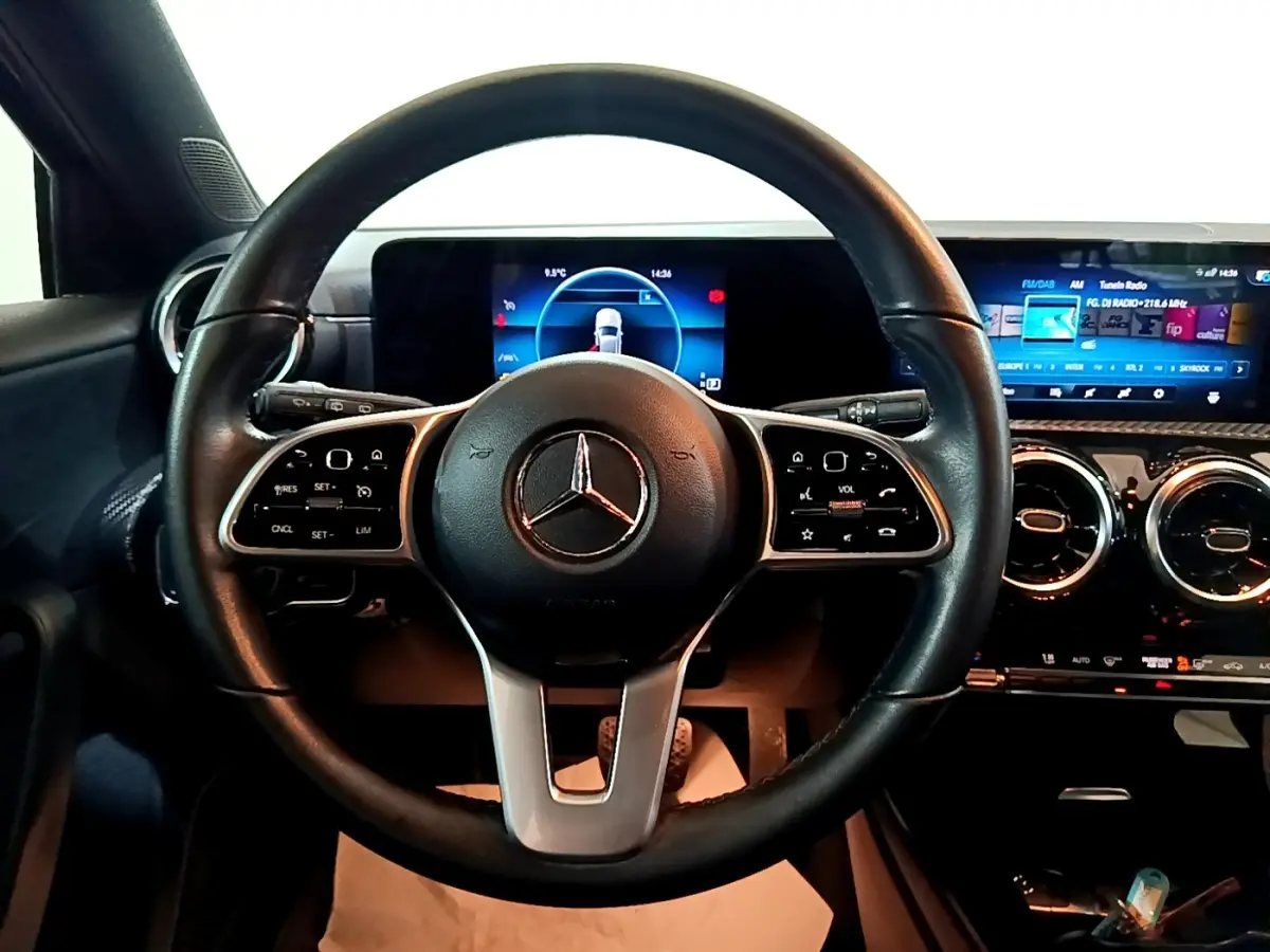 Vue intérieure centrée sur le volant cuir multifonctions noir de la Mercedes Classe A 180 d Business Line 2021.