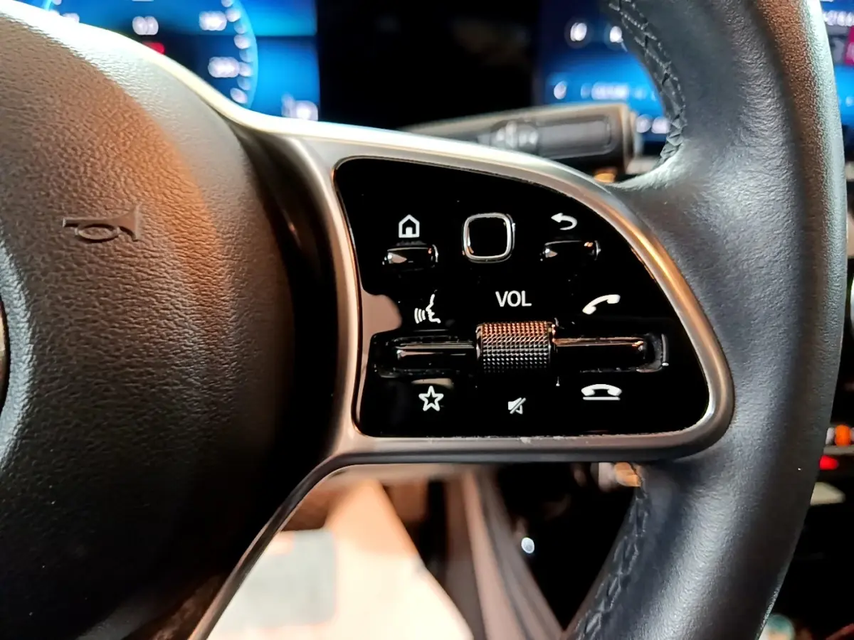 Gros plan sur le côté droit du volant cuir de la Mercedes Classe A 180 d Business Line avec commandes multifonctions.