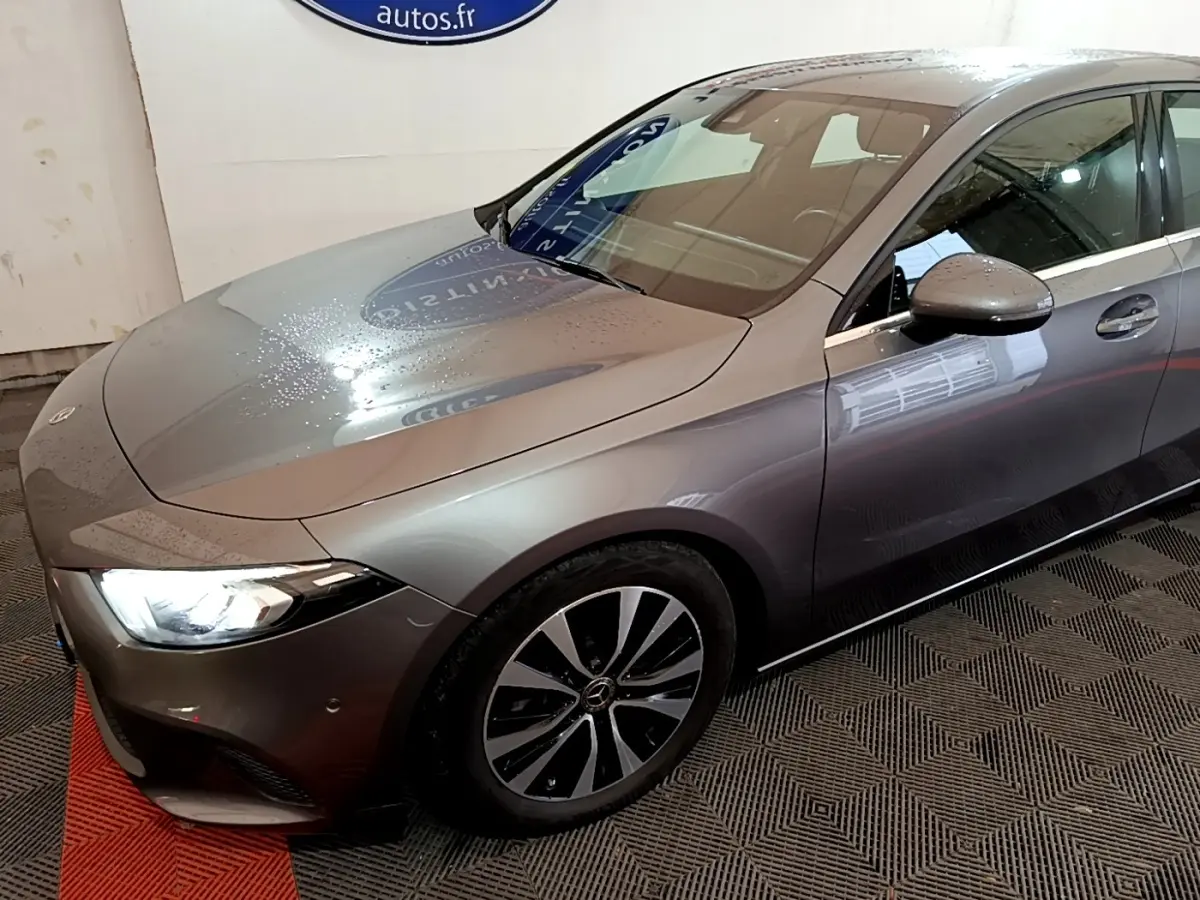 Mercedes Classe A 180 d Business Line gris foncé vue 3/4 avant droit avec phares LED allumés et jantes distinctives.